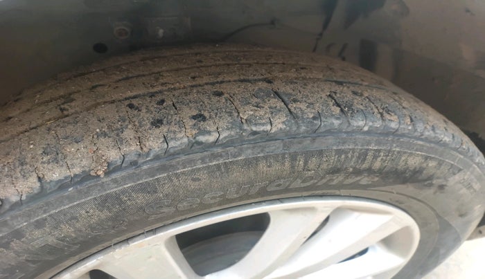 2012 Maruti Swift ZXI, Petrol, Manual, 1,25,002 km, tyre