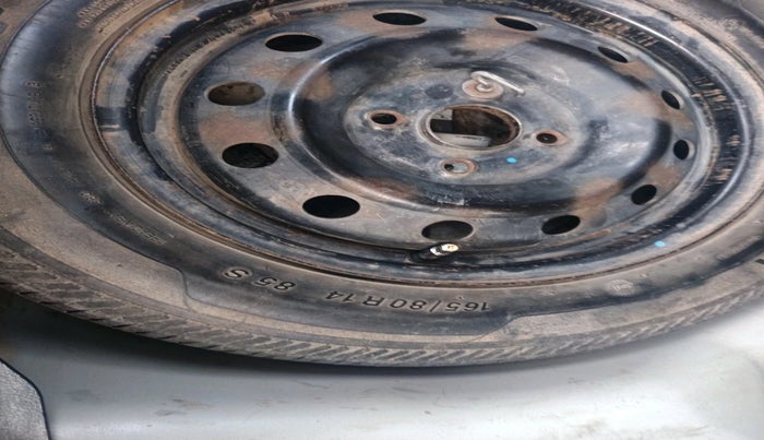 2015 Maruti Swift VXI, Petrol, Manual, 1,04,668 km, tyre