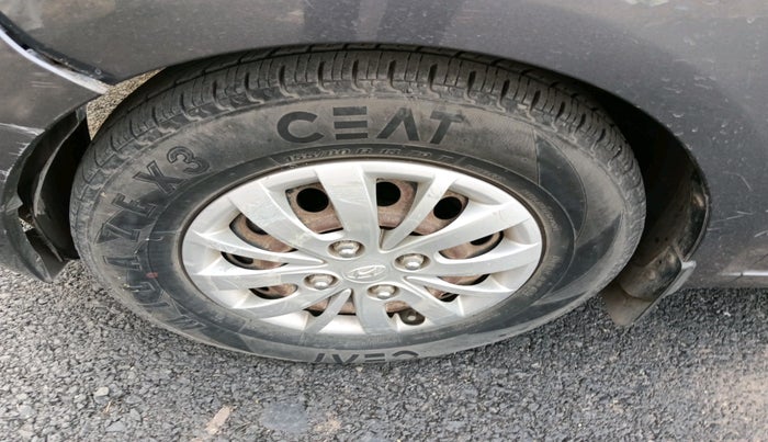 2015 Hyundai i10 SPORTZ 1.1, Petrol, Manual, 1,04,444 km, tyre