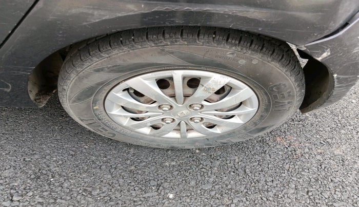 2015 Hyundai i10 SPORTZ 1.1, Petrol, Manual, 1,04,444 km, tyre