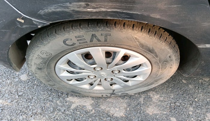 2015 Hyundai i10 SPORTZ 1.1, Petrol, Manual, 1,04,444 km, tyre