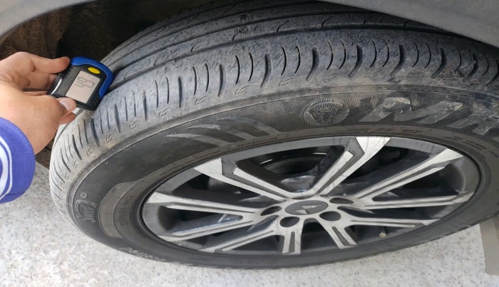 2023 Mahindra XUV700 AX 7 LUXURY D AT 7 STR, Diesel, Automatic, 42,942 km, tyre