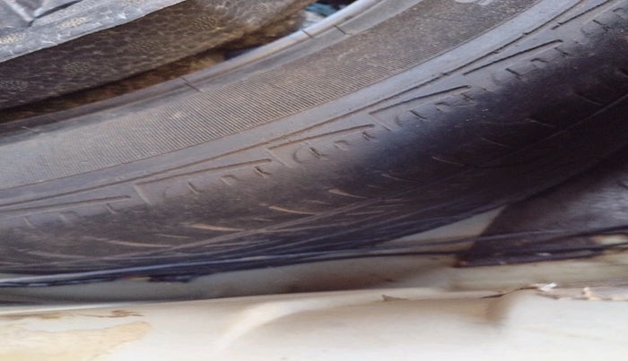 2011 Volkswagen Vento TRENDLINE DIESEL 1.6, Diesel, Manual, 1,13,024 km, tyre