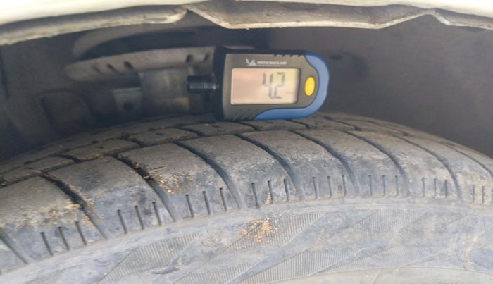 2011 Volkswagen Vento TRENDLINE DIESEL 1.6, Diesel, Manual, 1,13,024 km, tyre