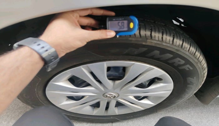 2015 Toyota Innova 2.5 GX 7 STR, Diesel, Manual, 1,42,630 km, tyre