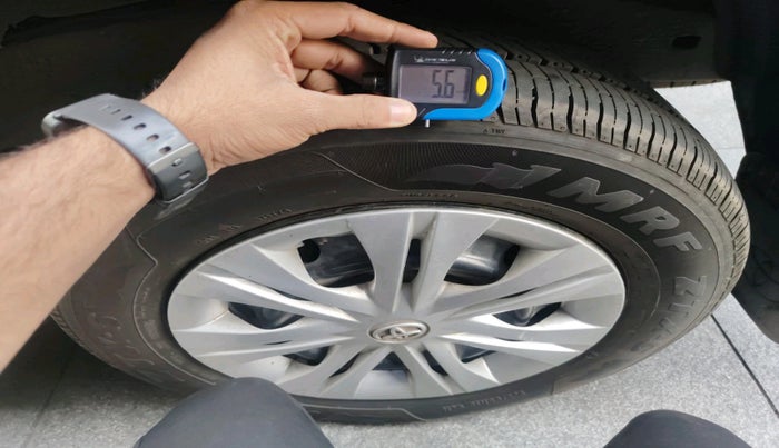 2015 Toyota Innova 2.5 GX 7 STR, Diesel, Manual, 1,42,630 km, tyre