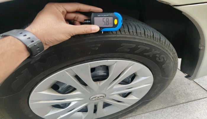 2015 Toyota Innova 2.5 GX 7 STR, Diesel, Manual, 1,42,630 km, tyre