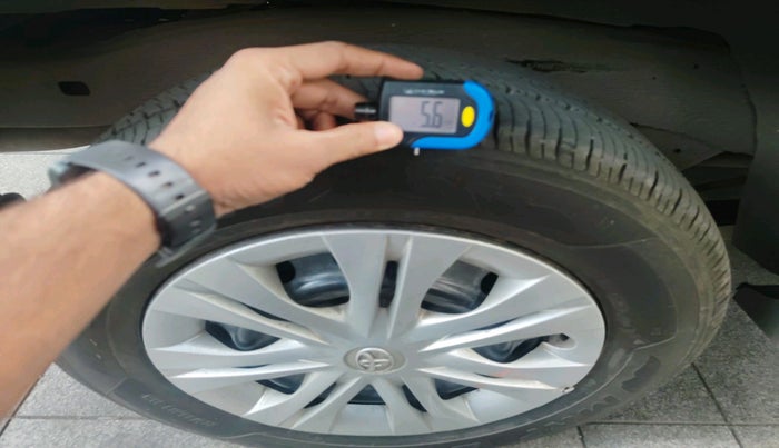 2015 Toyota Innova 2.5 GX 7 STR, Diesel, Manual, 1,42,630 km, tyre