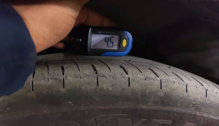 2012 Toyota Innova GX 2.5 8 STR, Diesel, Manual, 1,63,844 km, tyre