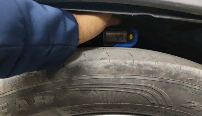 2012 Toyota Innova GX 2.5 8 STR, Diesel, Manual, 1,63,844 km, tyre