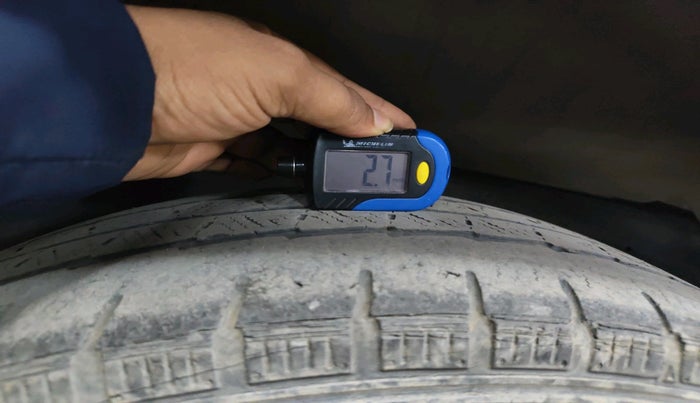 2012 Toyota Innova GX 2.5 8 STR, Diesel, Manual, 1,63,844 km, tyre