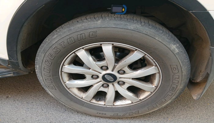 2017 Mahindra XUV500 W10 AT, Diesel, Automatic, 1,97,559 km, tyre