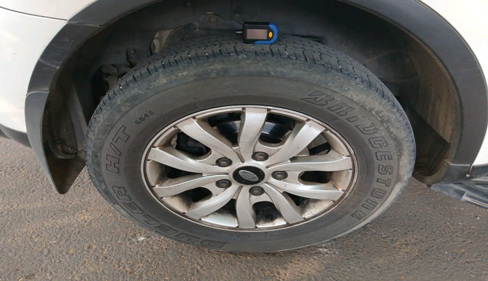 2017 Mahindra XUV500 W10 AT, Diesel, Automatic, 1,97,559 km, tyre