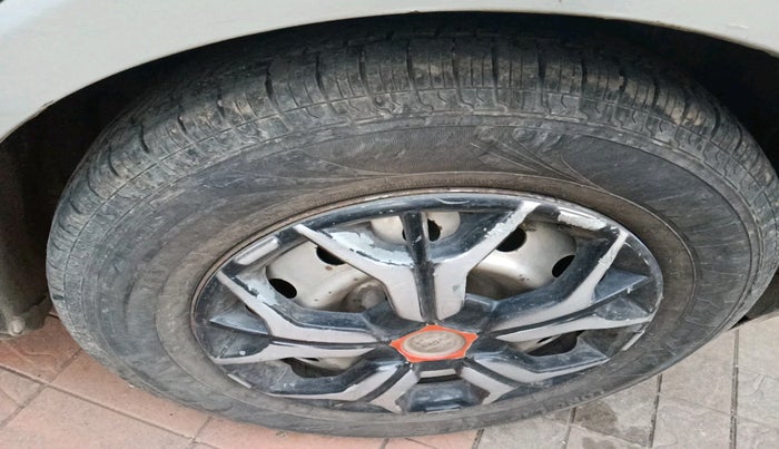 2012 Maruti Swift LXI, Petrol, Manual, 99,878 km, tyre