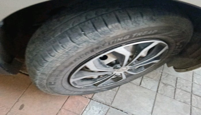 2012 Maruti Swift LXI, Petrol, Manual, 99,878 km, tyre