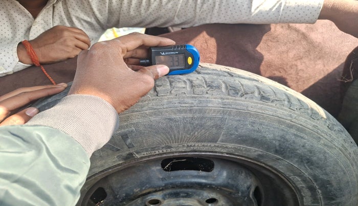 2013 Mahindra Bolero SLE BS-III, Diesel, Manual, 1,45,096 km, tyre