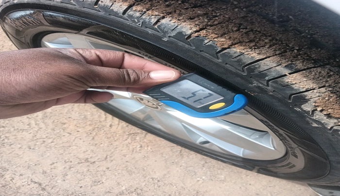 2017 Skoda Octavia STYLE PLUS AT 1.8 TSI, Petrol, Automatic, 1,30,761 km, tyre