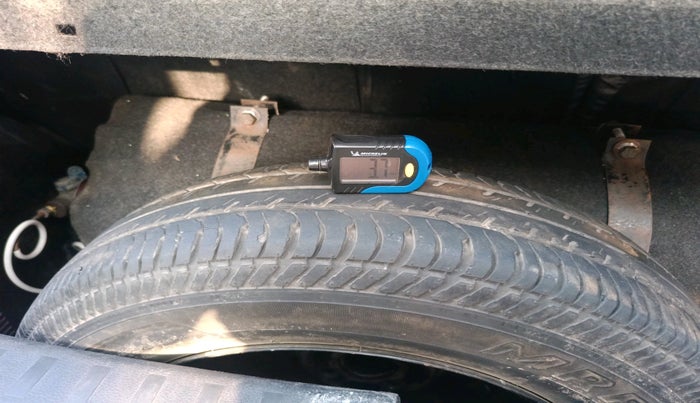 2014 Maruti Swift ZXI, Petrol, Manual, 1,21,780 km, tyre