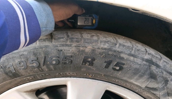 2011 Toyota Corolla Altis G PETROL, Petrol, Manual, 1,40,639 km, tyre