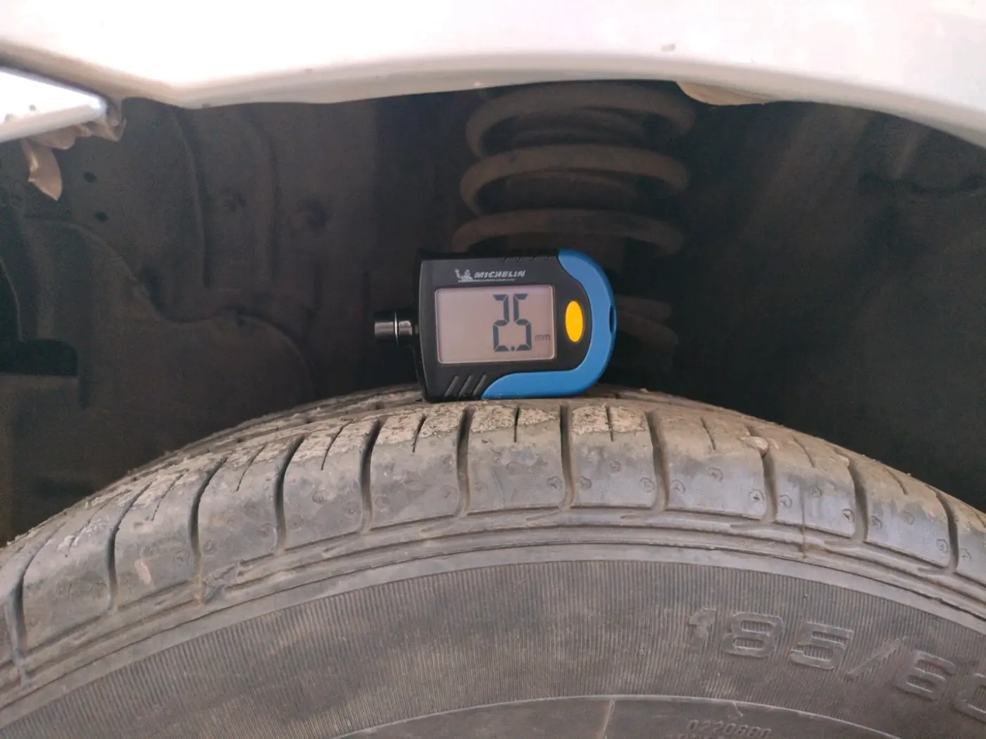 2011 Toyota Etios V, Petrol, Manual, 1,06,981 km, tyre