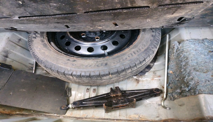 2011 Toyota Etios V, Petrol, Manual, 1,06,981 km, tyre