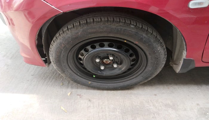 2013 Honda Brio V MT, Petrol, Manual, 1,01,712 km, tyre