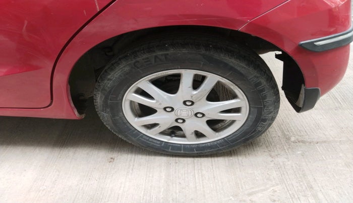 2013 Honda Brio V MT, Petrol, Manual, 1,01,712 km, tyre