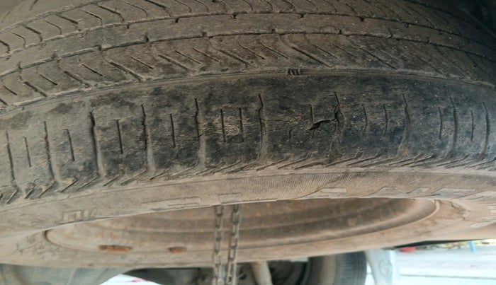 2013 Toyota Innova 2.5 GX 7 STR, Diesel, Manual, 1,15,129 km, tyre