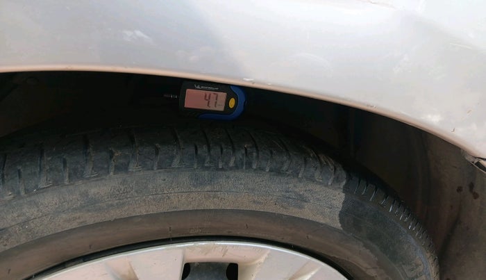 2013 Toyota Innova 2.5 GX 7 STR, Diesel, Manual, 1,15,129 km, tyre