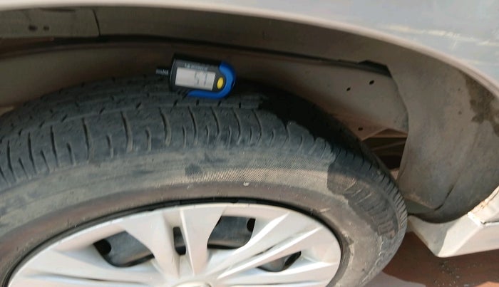 2013 Toyota Innova 2.5 GX 7 STR, Diesel, Manual, 1,15,129 km, tyre