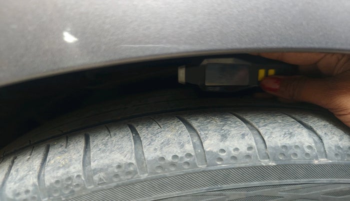 2013 BMW 3 Series 320D LUXURYLINE, Diesel, Automatic, 1,43,967 km, tyre