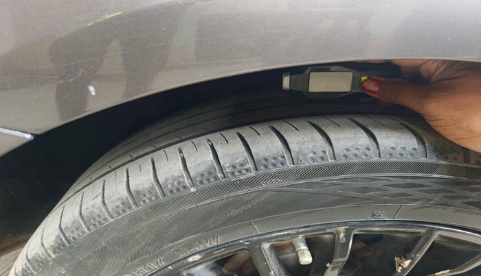 2013 BMW 3 Series 320D LUXURYLINE, Diesel, Automatic, 1,43,967 km, tyre