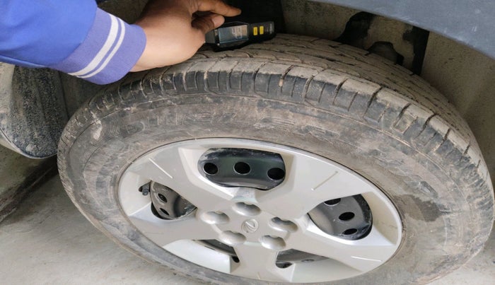 2022 Mahindra XUV300 W6 1.2 PETROL, Petrol, Manual, 6,273 km, tyre