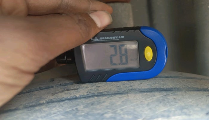 2012 Skoda Rapid ELEGANCE 1.6 MPI MT, Petrol, Manual, 82,864 km, tyre