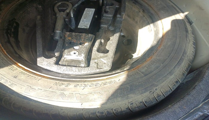 2012 Skoda Rapid ELEGANCE 1.6 MPI MT, Petrol, Manual, 82,864 km, tyre