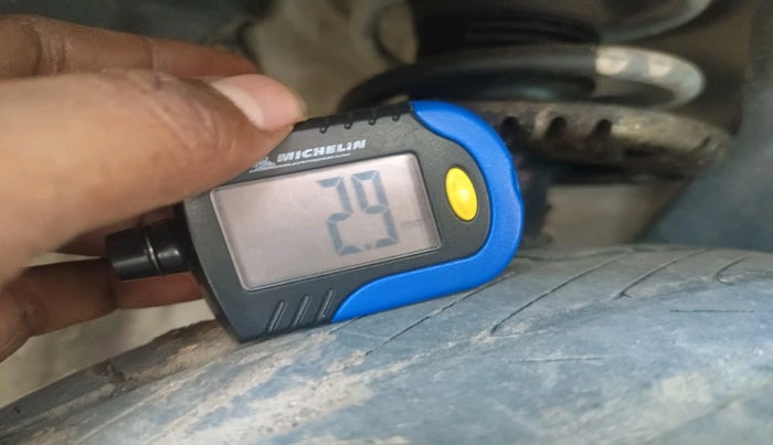 2012 Skoda Rapid ELEGANCE 1.6 MPI MT, Petrol, Manual, 82,864 km, tyre