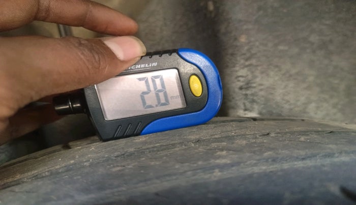 2012 Skoda Rapid ELEGANCE 1.6 MPI MT, Petrol, Manual, 82,864 km, tyre