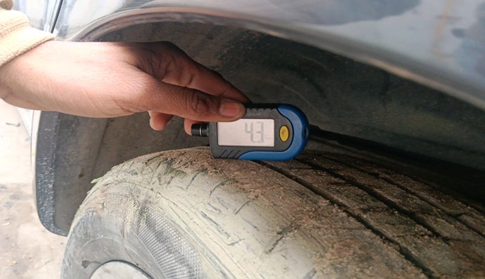 2017 Toyota Innova Crysta 2.4 GX 8 STR, Diesel, Manual, 1,65,058 km, tyre