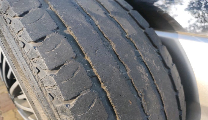 2015 Mahindra TUV300 T6 PLUS, Diesel, Manual, 67,814 km, tyre