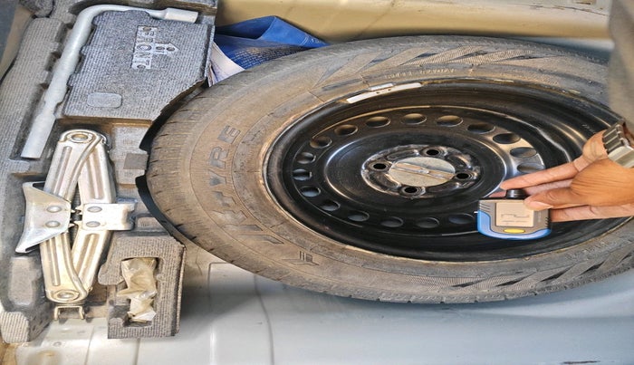 2015 Honda Amaze 1.2L I-VTEC VX, Petrol, Manual, 1,00,690 km, tyre