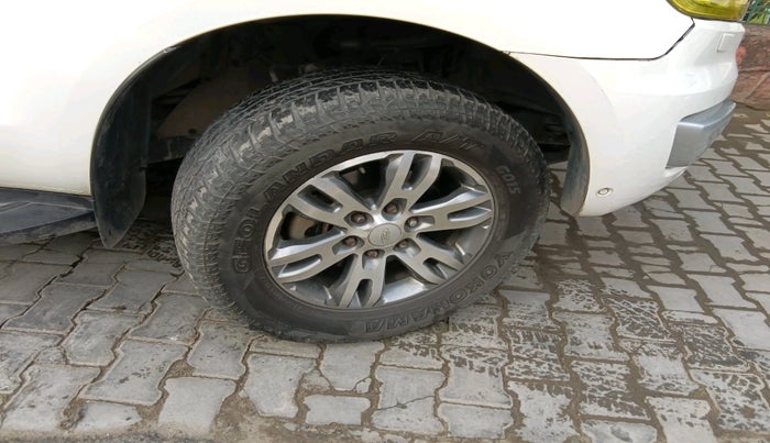 2017 Ford Endeavour TITANIUM 3.2 4X4 AT, Diesel, Automatic, 1,27,179 km, tyre