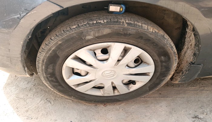 2017 Maruti Swift LXI (O), Petrol, Manual, 1,35,991 km, tyre