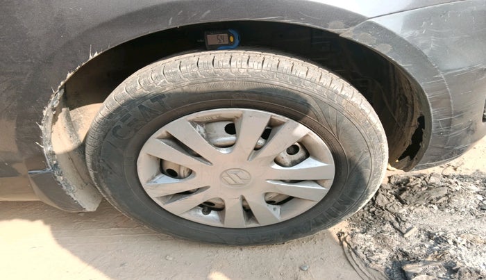 2017 Maruti Swift LXI (O), Petrol, Manual, 1,35,991 km, tyre