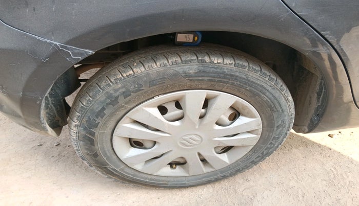 2017 Maruti Swift LXI (O), Petrol, Manual, 1,35,991 km, tyre