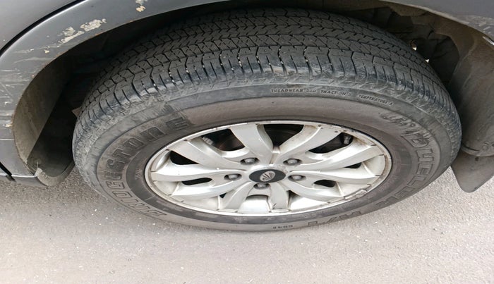 2015 Mahindra XUV500 W10, Diesel, Manual, 1,49,965 km, tyre