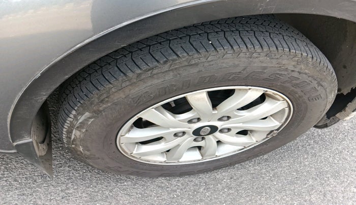 2015 Mahindra XUV500 W10, Diesel, Manual, 1,49,965 km, tyre