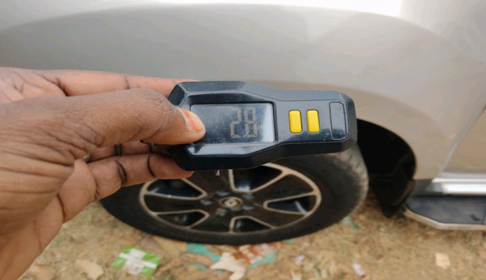 2017 Renault Duster 110 PS RXZ 4X2 AMT DIESEL, Diesel, Automatic, 1,02,890 km, tyre