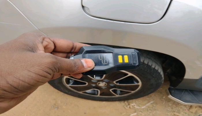 2017 Renault Duster 110 PS RXZ 4X2 AMT DIESEL, Diesel, Automatic, 1,02,890 km, tyre