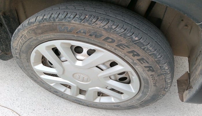 2021 Maruti Vitara Brezza LXI, Petrol, Manual, 55,470 km, tyre