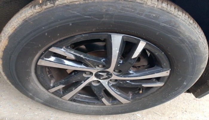 2022 Mahindra XUV700 AX 3 D MT 7 STR, Diesel, Manual, 71,594 km, tyre